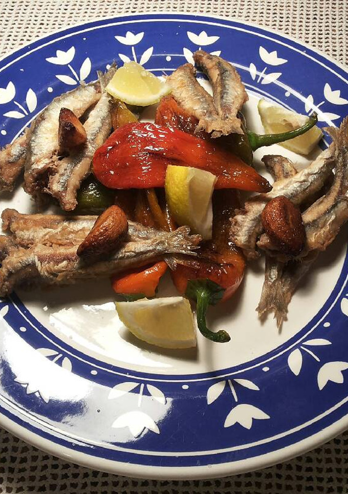 Una foto de Fritura mar y montaña, de anchoas y pimientos