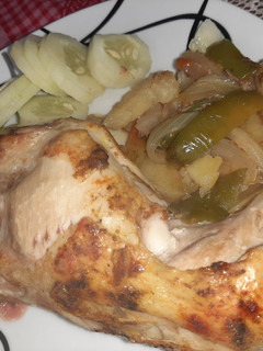 Una foto de Muslos de pollo con verduras