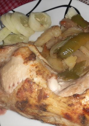 Una foto de Muslos de pollo con verduras