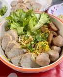 บะหมี่แห้งใส่หมูปิ้ง