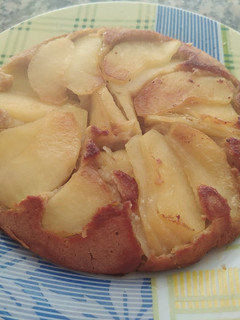 Una foto de Mini torta saludable de manzana y avena, light, rápida, sin horno
