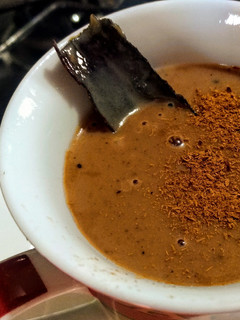 Una foto de Chocolate caliente con notas de jengibre y canela...!☕