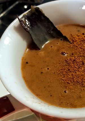 Una foto de Chocolate caliente con notas de jengibre y canela...!☕