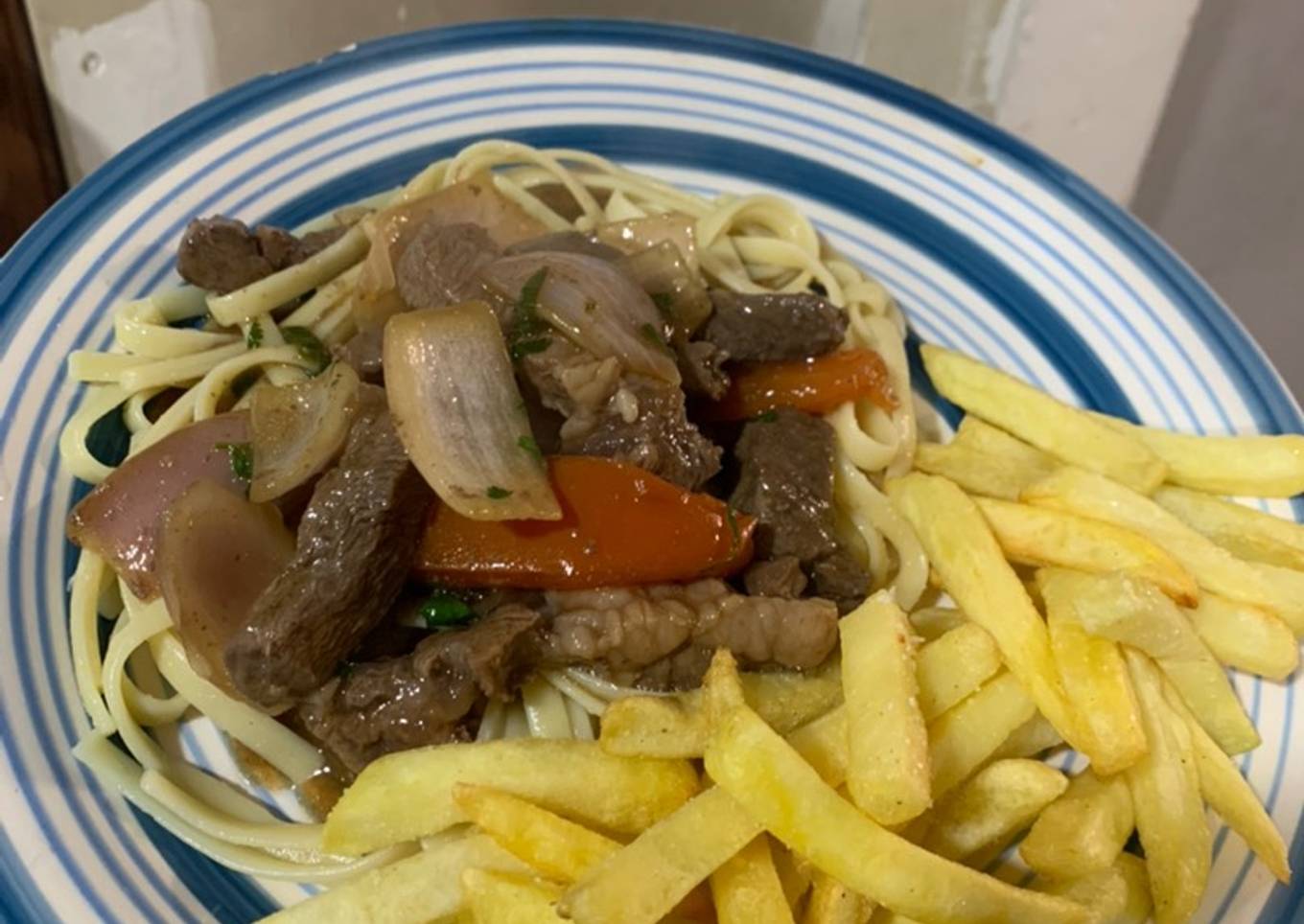 Lomo saltado con fetuccini