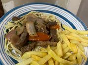 Una foto de cebolla morada y carne
