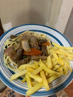 Una foto de Lomo saltado con fetuccini