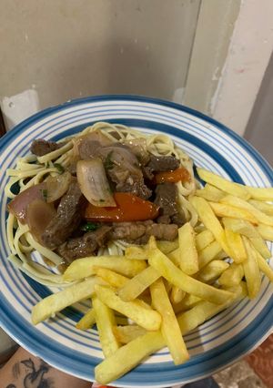 Una foto de Lomo saltado con fetuccini