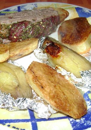 Una foto de Carne al horno con papas y batatas