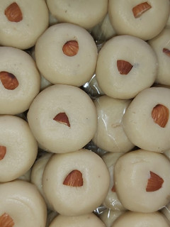 મલાઈ પેંડા(malai penda recipe in gujarati) રેસીપી મુખ્ય ફોટો