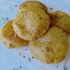 A picture of Crispy kasoori methi masala poori.