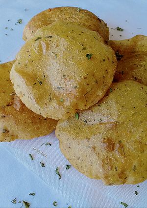 A picture of Crispy kasoori methi masala poori.