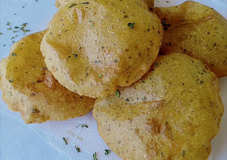 Crispy kasoori methi masala poori