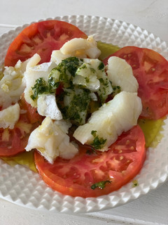 Una foto de Ensalada de tomate y bacalao