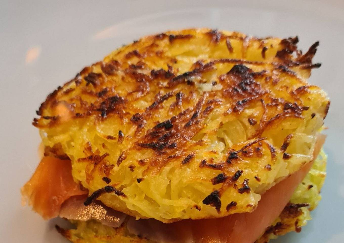 Galettes de pommes de terre et truite fumée