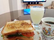 Una foto de sandwich de mortadela