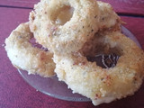 Aros de cebolla rellenos con queso