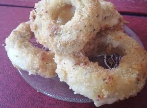 Una foto de Aros de cebolla rellenos con queso