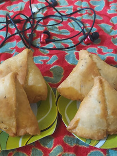 आलू पनीर समोसे (Aloo paneer samose recipe in hindi) रेसिपी मुख्य फोटो