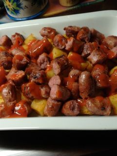 Una foto de Patatas con salchichas, salsa brava