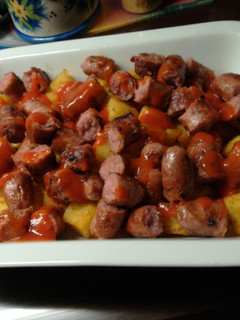 Una foto de Patatas con salchichas, salsa brava