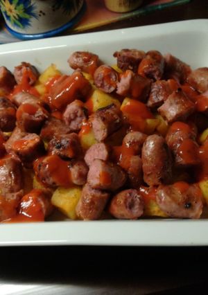 Una foto de Patatas con salchichas, salsa brava