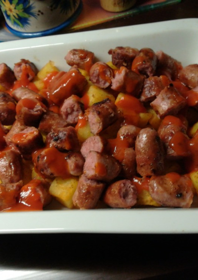 Una foto de Patatas con salchichas, salsa brava