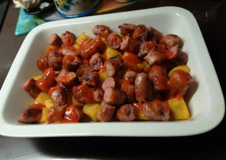 Patatas con salchichas, salsa brava