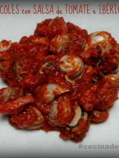 Una foto de Caracoles con salsa de tomate e ibéricos
