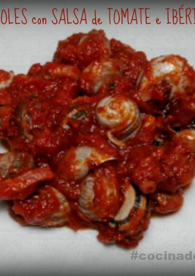 Una foto de Caracoles con salsa de tomate e ibéricos