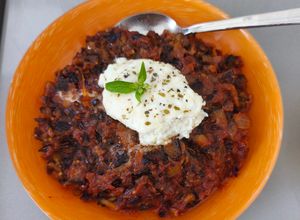 Una foto de Ragout de berenjena con burrata