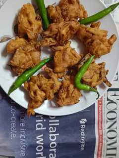 प्याज के छोटे पकौड़े(PYAZ KE CHHOTE PAKODE RECIPE IN HINDI) रेसिपी मुख्य फोटो