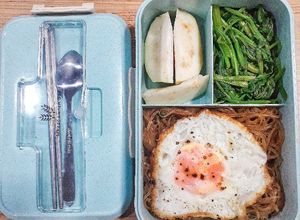 Hình của món Healthy: Miến dong xào - Trứng ốp la - Cải bó xôi luộc.