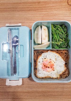 Hình của món Healthy: Miến dong xào - Trứng ốp la - Cải bó xôi luộc.