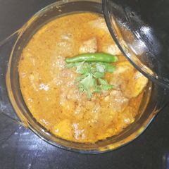 A picture of Restaurant style chicken handi.