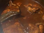 Una foto de pollo y consome en barbacoa