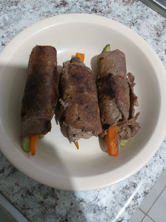 Una foto de Rollitos de bistec con verduras