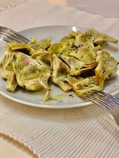 Una foto de Alcachofas a la pimienta y limón en lekué