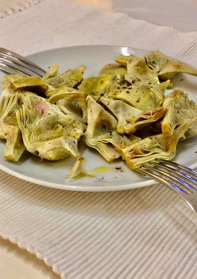 Una foto de Alcachofas a la pimienta y limón en lekué