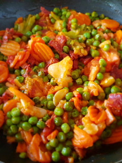Una foto de Guisantes con chorizo, zanahoria y coliflor
