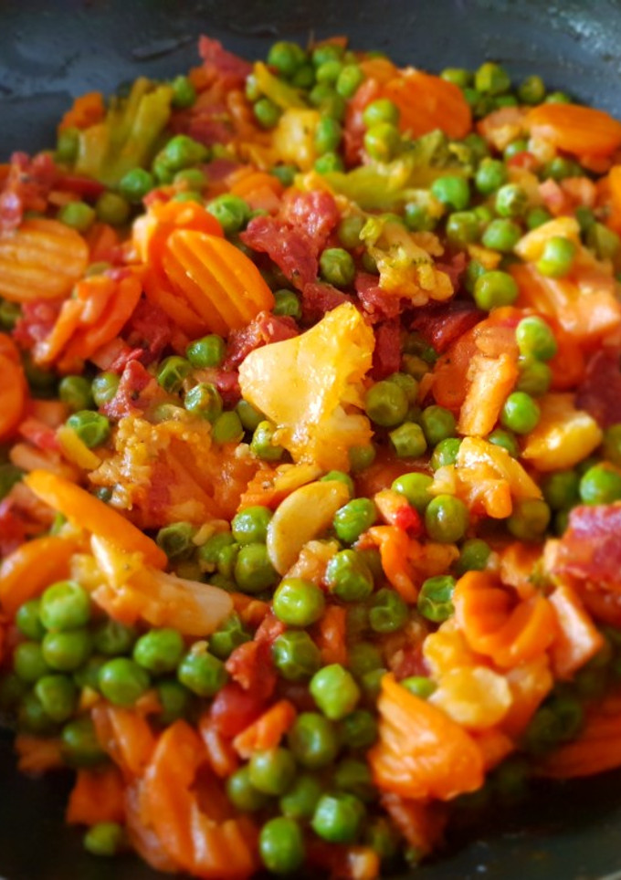 Una foto de Guisantes con chorizo, zanahoria y coliflor