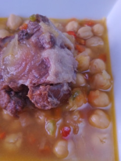 Una foto de Garbanzos con rabo de ternera