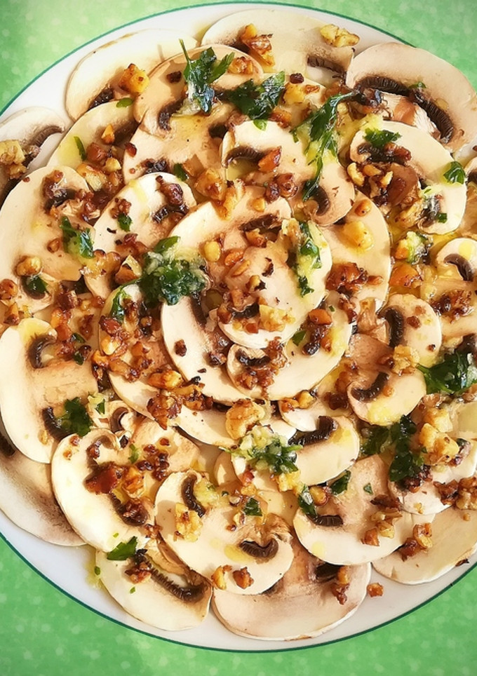 Una foto de Carpaccio de champiñones