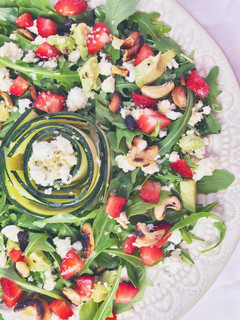 Una foto de Ensalada de rúcula y fresas