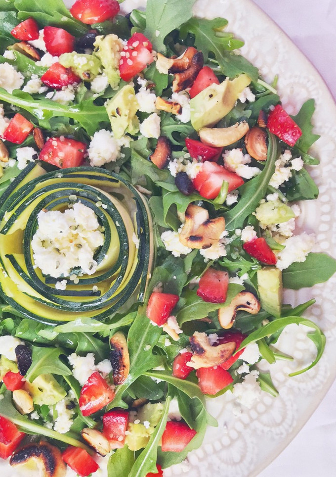 Una foto de Ensalada de rúcula y fresas