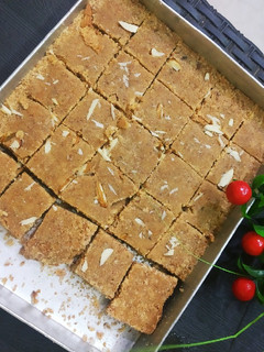 बेसन मावा बर्फी (Besan Mawa Burfi recipe in Hindi) रेसिपी मुख्य फोटो