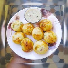 A picture of Rice appe with chutney.