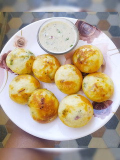 A picture of Rice appe with chutney.