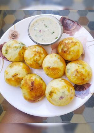 A picture of Rice appe with chutney.
