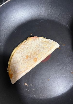 Una foto de Quesadilla de jamón y queso con 3 ingredientes