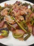 Ensalada de tomates raf, salazones y encurtidos
